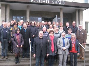  Katholikenratsmitglieder vor dem Fuldaer Bonifatiushaus 